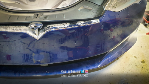 folie bara fata Tesla