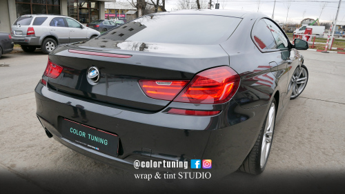 detalii montaj colant negru pe bmw spate 