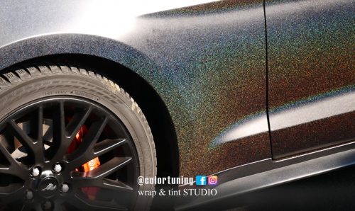 Foto detaliu colantare auto negru mat intergalactic gold