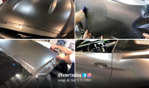 in timpul montajului negru ford mustang
