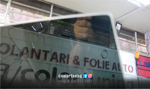 montaj folie solara cu atentie speciala la margini 